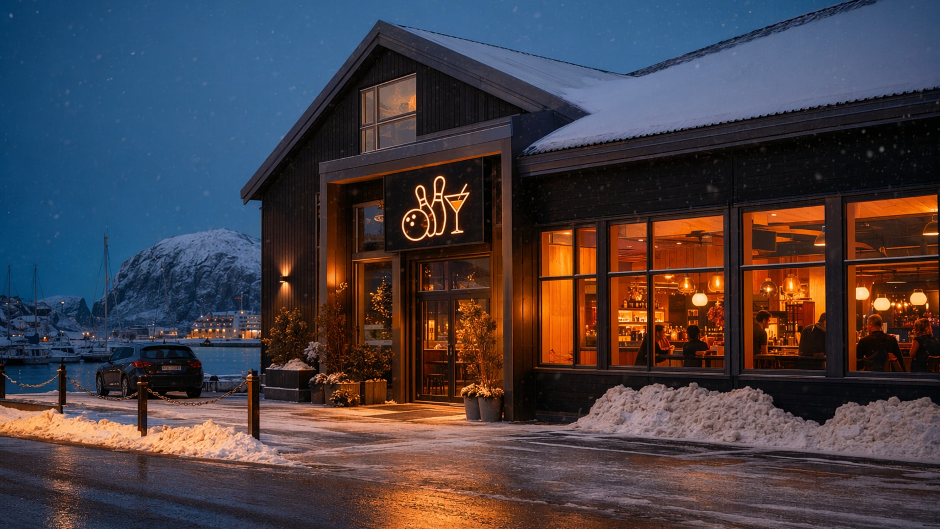 Hammerfest Bowling fasade i kveldslys ved havna